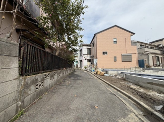 【前面道路含む現地写真】 | 車両の往来はほとんど御座いません♪ 小さなお子様にも安心の立地です！