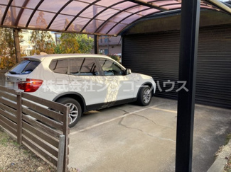 【駐車場】 | 防犯に嬉しいシャッター、カーポート付の駐車場。スペース2台分です。