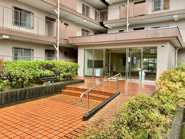 ハイマ－ト天王台Ａ１号棟のエントランス