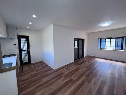 桜丘町　中古一戸建ての居間・リビング|LDK15.2帖
■物件内覧・資金計画相談・住宅ローン相談、リフォーム相談、お問合せ受付中■
※当日・翌日のご内覧、ご相談はお電話でのお問合せがスムーズです！