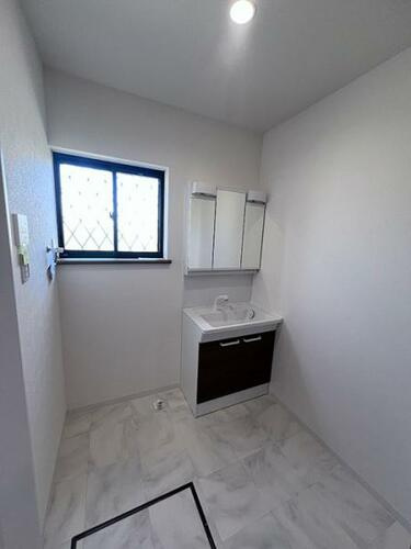 桜丘町　中古一戸建ての独立洗面台|シャワー付き洗面化粧台
■物件内覧・資金計画相談・住宅ローン相談、リフォーム相談、お問合せ受付中■
※当日・翌日のご内覧、ご相談はお電話でのお問合せがスムーズです！