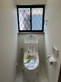 桜丘町　中古一戸建てのトイレ|温水洗浄便座付き
■物件内覧・資金計画相談・住宅ローン相談、リフォーム相談、お問合せ受付中■
※当日・翌日のご内覧、ご相談はお電話でのお問合せがスムーズです！