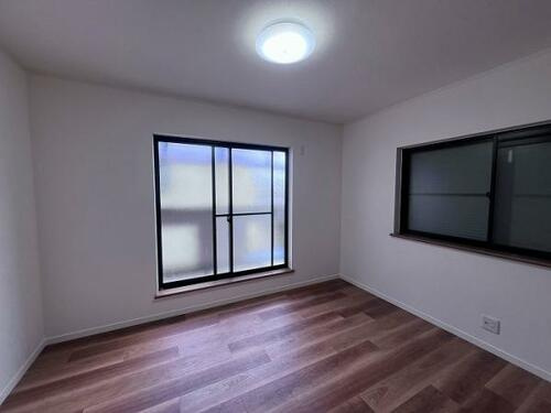 桜丘町　中古一戸建ての寝室|洋室6.0帖　バルコニー
■物件内覧・資金計画相談・住宅ローン相談、リフォーム相談、お問合せ受付中■
※当日・翌日のご内覧、ご相談はお電話でのお問合せがスムーズです！