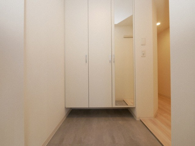 【玄関】 | アーバネックス西本町  | 収納もある玄関です