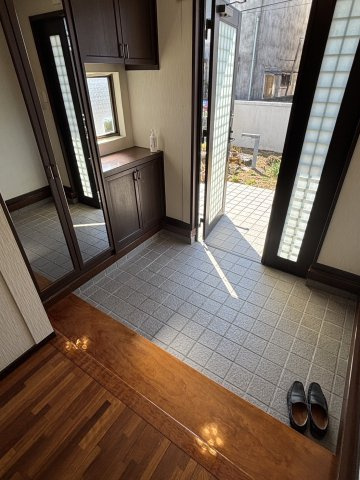 錦町上中田【５LLDDKK】駐車場６台の玄関