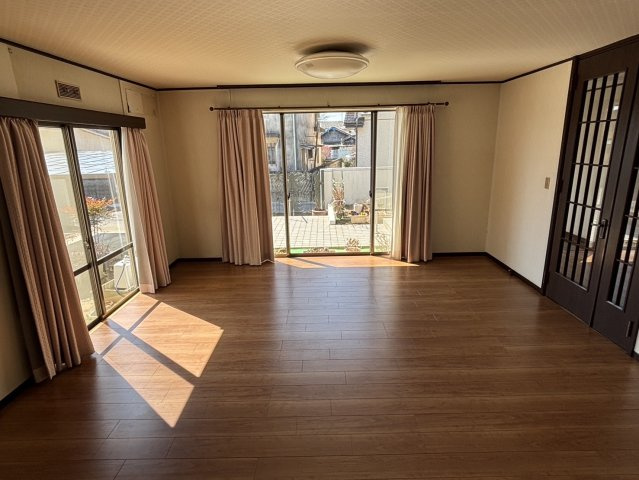 錦町上中田【５LLDDKK】駐車場６台の居間・リビング|１F