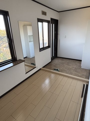 錦町上中田【５LLDDKK】駐車場６台の玄関|２F