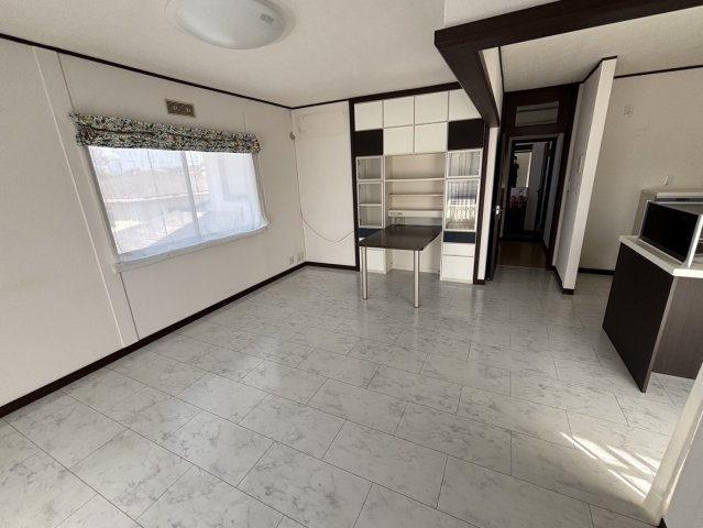 錦町上中田【５LLDDKK】駐車場６台の居間・リビング|２F