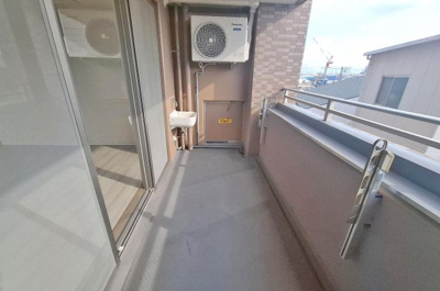 【バルコニー】 | ルネフェリアス堺鳳 | 外からの目が気にならないバルコニーで洗濯物が干せます