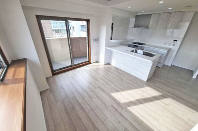 【居間・リビング】 | ルネフェリアス堺鳳 | ゆったり過ごせる居間です