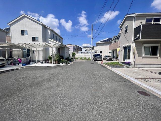 倉治4丁目　中古一戸建ての前面道路含む現地写真|前面道路6.3ｍ
■物件内覧・資金計画相談・住宅ローン相談、リフォーム相談、お問合せ受付中■
※当日・翌日のご内覧、ご相談はお電話でのお問合せがスムーズです！