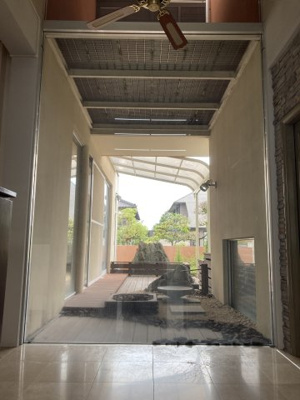 【内装】 | 伊敷台1丁目中古戸建　ノースリバーヒルズ | 1F玄関近くから見た庭