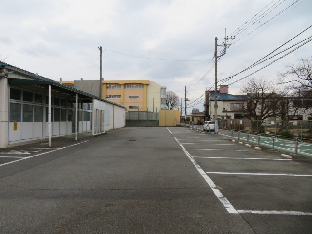 東村山市恩多町５丁目の倉庫の駐車場