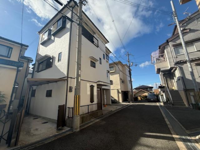 私部5丁目　中古一戸建ての外観|木・鉄筋コンクリート造3階建て
■物件内覧・資金計画相談・住宅ローン相談、リフォーム相談、お問合せ受付中■
※当日・翌日のご内覧、ご相談はお電話でのお問合せがスムーズです！