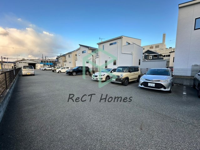 プリムールコートの駐車場