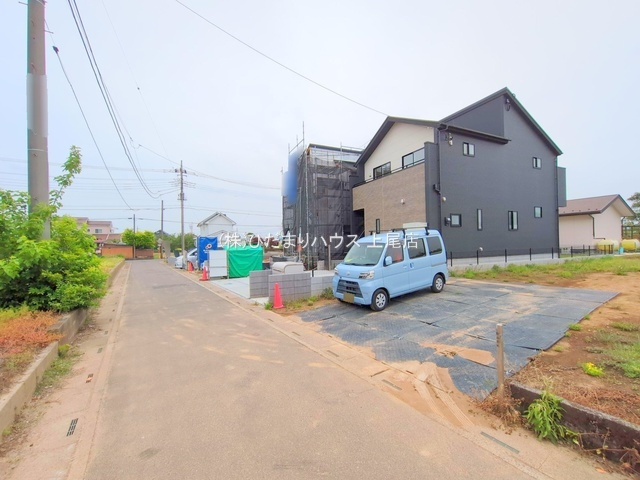 西区西遊馬3期　新築戸建　ブルーミングガーデン01の前面道路含む現地写真