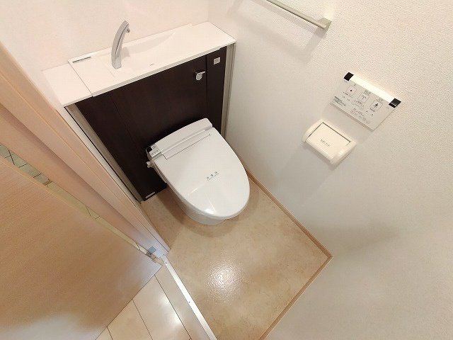 神戸市長田区大橋町８丁目の賃貸マンションのトイレ|タンクレスウォッシュレット付トイレ