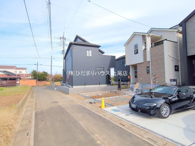 西区西遊馬3期　新築戸建　ブルーミングガーデン03の前面道路含む現地写真