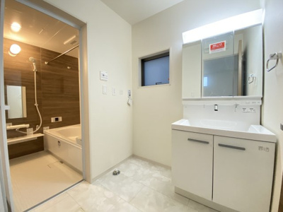 【独立洗面台】 | 沖縄市南桃原（全8棟）1・2・3号棟 | 1号棟　三面鏡付き洗髪洗面化粧台♪