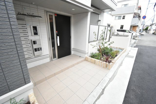 D-room西難波町のエントランス