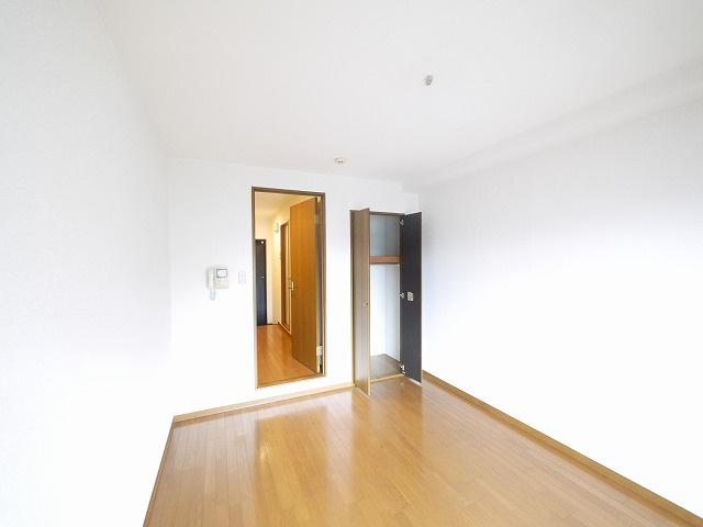 プレステージ富雄の寝室|コンパクトで使いやすい洋室です