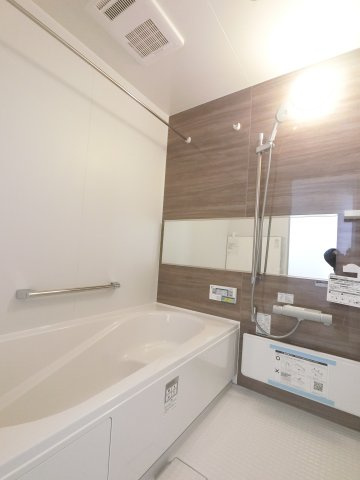 赤松小学校西1の浴室|1日の疲れがとれる、ゆったりとしたバスルーム。便利な浴室乾燥暖房機を完備。