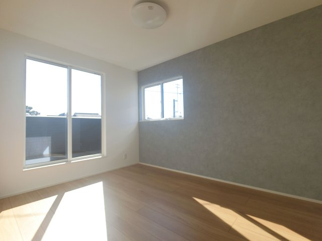 赤松小学校西1の洋室|バルコニーにも面しているお部屋は開放感があり換気もできます。