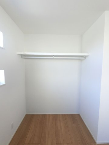 赤松小学校西1の収納|扉を省き、そのまま衣類をかけられるオープンタイプの収納♪