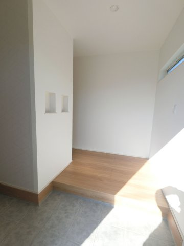 赤松小学校西1の玄関|お客様をお迎えする玄関はおしゃれですっきりとした印象です♪