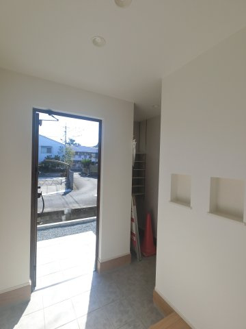 赤松小学校西1の玄関|シューズなどの収納スペースも備えられた玄関です♪