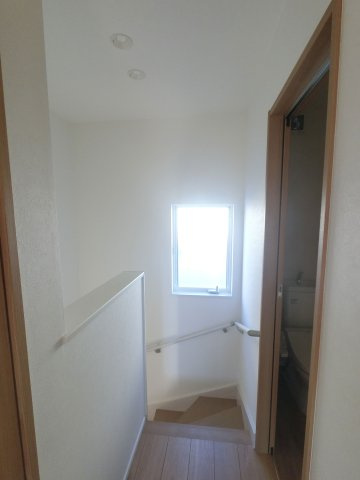 赤松小学校西1のその他|階段にも窓があり光を取り入れることができます♪