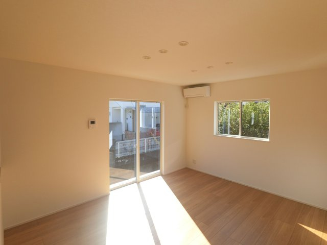 赤松小学校西1の居間・リビング|家族が集まる中心となるリビング・ダイニング。団らんする姿が浮かびますね♪