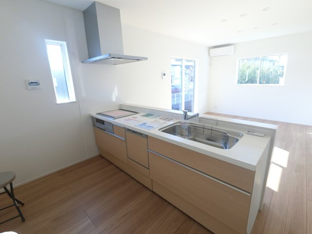 赤松小学校西1のキッチン|リビングのお子さんに目配りできる対面式カウンターキッチンを採用。