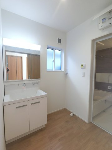 赤松小学校西1の独立洗面台|広くて使いやすい洗面ルーム。朝もゆとりをもって準備できます♪