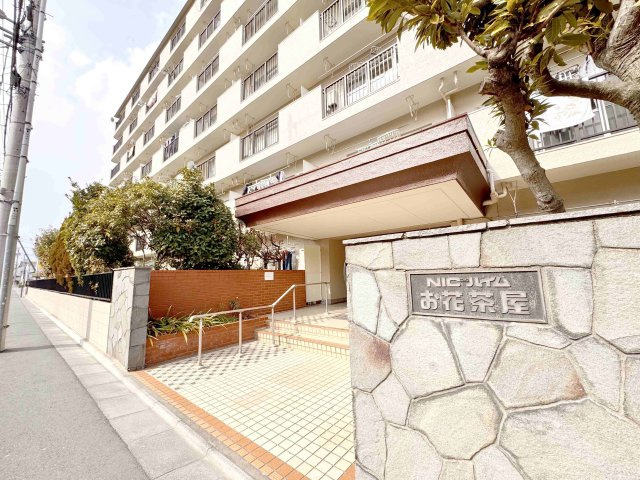 NICハイムお花茶屋のエントランス|緑に囲まれた開放感溢れるエントランス♪ご家族のお帰りを暖かく迎えてくれる綺麗な共用部です(^^)