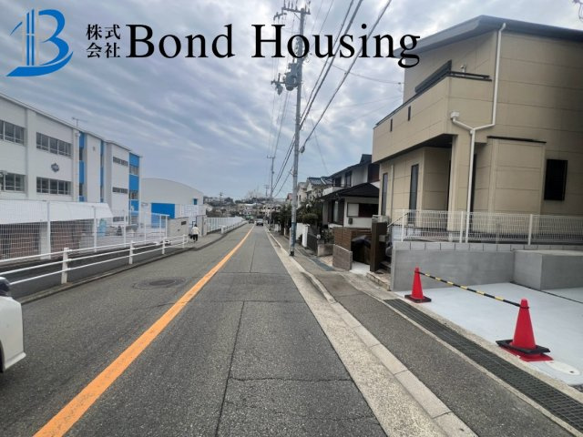 全居室2面採光　商業施設も充実エリア　青山台５丁目の前面道路含む現地写真