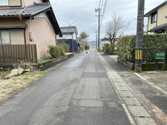 中古戸建　岐阜市石原3丁目　平成11年築の前面道路含む現地写真