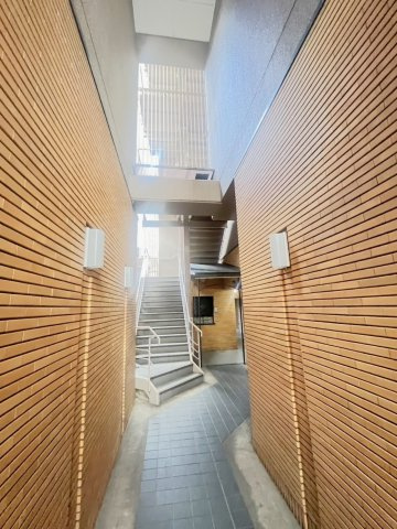 ◆２０２５年３月リノベーション済の美室◆市バスまで徒歩２分の好立地◆眺望良好◆ハイツ千本一条のエントランス|エントランス