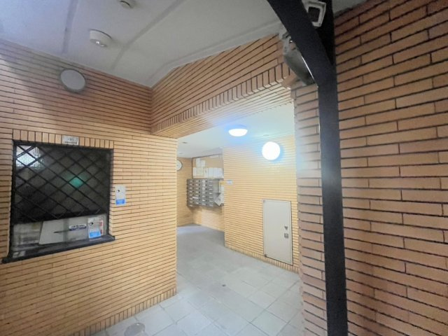 ◆２０２５年３月リノベーション済の美室◆市バスまで徒歩２分の好立地◆眺望良好◆ハイツ千本一条のエントランス|エントランス