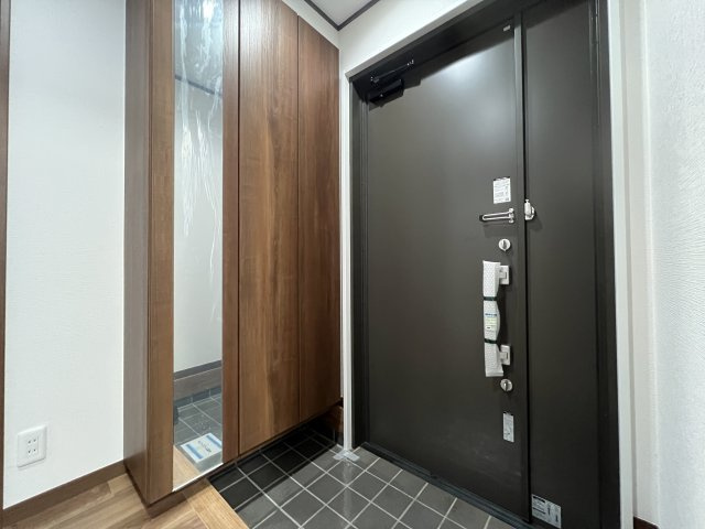 オール電化の良さ、知っていますか？【戸塚区前田町】リフォーム戸建の玄関|ゆったりとした玄関です