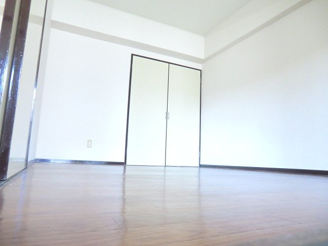 山下ハイツの洋室