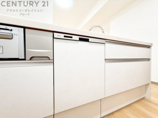 食器洗浄乾燥機は手洗いに比べて時間や労力を節約できます。また、高温のお湯で洗浄されるため、雑菌や細菌を殺菌する効果もあります。さらに、乾燥機能があるため、手で拭く手間も省け衛生的に保管できます。