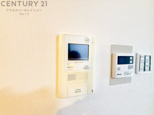 訪問者が来たときにテレビ画面で確認できるため、安心してドアを開けられます。録画機能があるものもあり、留守中に来訪者を記録しておくことができます。利便性が高く、セキュリティ面でも安心です。