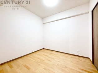 寝室…リラックスできるプライベート空間で、快適な睡眠をサポート。個人の好みに合わせたインテリアや寝具で心地良さを追求。プライベートな時間を過ごし、リフレッシュする場所におすすめです。