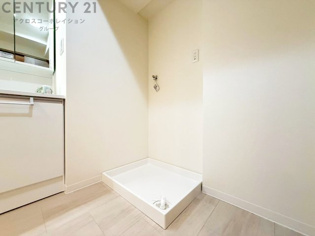 洗濯物の仕分け作業がしやすく、整理整頓が容易になります。洗濯音や湿気を他の部屋に持ち込まず、生活環境を快適に保ちます。上部を活用すれば収納スペースを確保でき洗剤や洗濯用品の整理もしやすくなります。