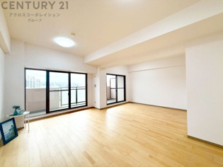 リビングダイニングは家族や友人とのコミュニケーションを楽しむ場所でくつろぎながら食事や会話を楽しめ、多目的に利用できリラックスできる空間です。家庭内の中心として機能し、快適な生活をサポートします。