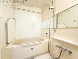 ユニットバスは省スペースでありながら、シンプルな設計と使いやすさを備え、簡便なメンテナンスが可能です。またミラー・小物置き場もあり便利です。