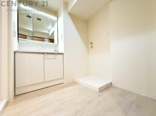 衣服の収納や脱ぎ着や整理整頓がしやすく、湿った衣類を乾燥させるスペースがありカビや臭いの発生を防ぎます。床の汚れを他の部屋に持ち込まず清潔を保つことができます。また快適な入浴環境の整備にも役立ちます。