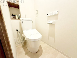 温水洗浄便座付トイレは温水洗浄機能により、暖かい水でおしりを洗浄することができ、冷たい水を使う従来の便座に比べ、温水洗浄機能で暖かいトイレを提供し、快適な使用を可能にします。