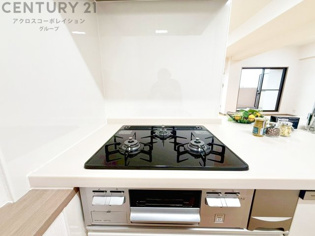 多数の調理器具を同時に使用でき、料理の効率化が可能。省エネで節約になり、様々な料理スタイルに適応できます。また、火力調整が独立しており、手入れや掃除もしやすく、今よりもっとお料理が楽しくなるかも。